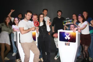 Les gagnants du Tv-Quiz à Rennes brandissent le trophée.