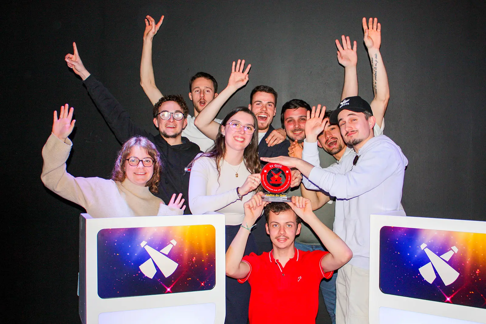 Participants célébrant leur victoire sur un plateau TV Quiz à Rennes