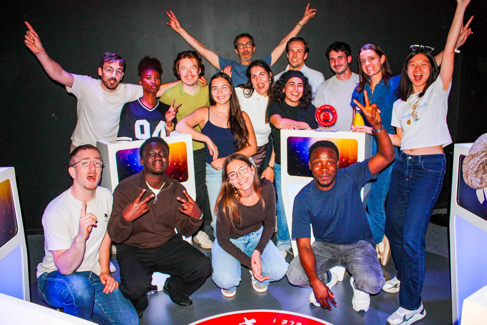 Collaborateurs participant à une expérience immersive de quiz télévisé à Rennes
