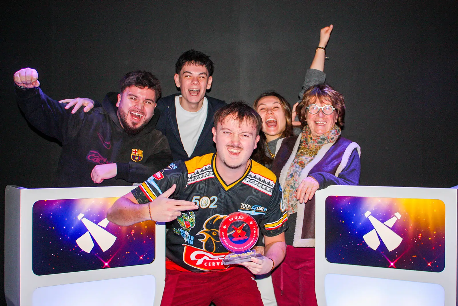 Participants célébrant leur victoire lors d’un quiz télévisé à Rennes