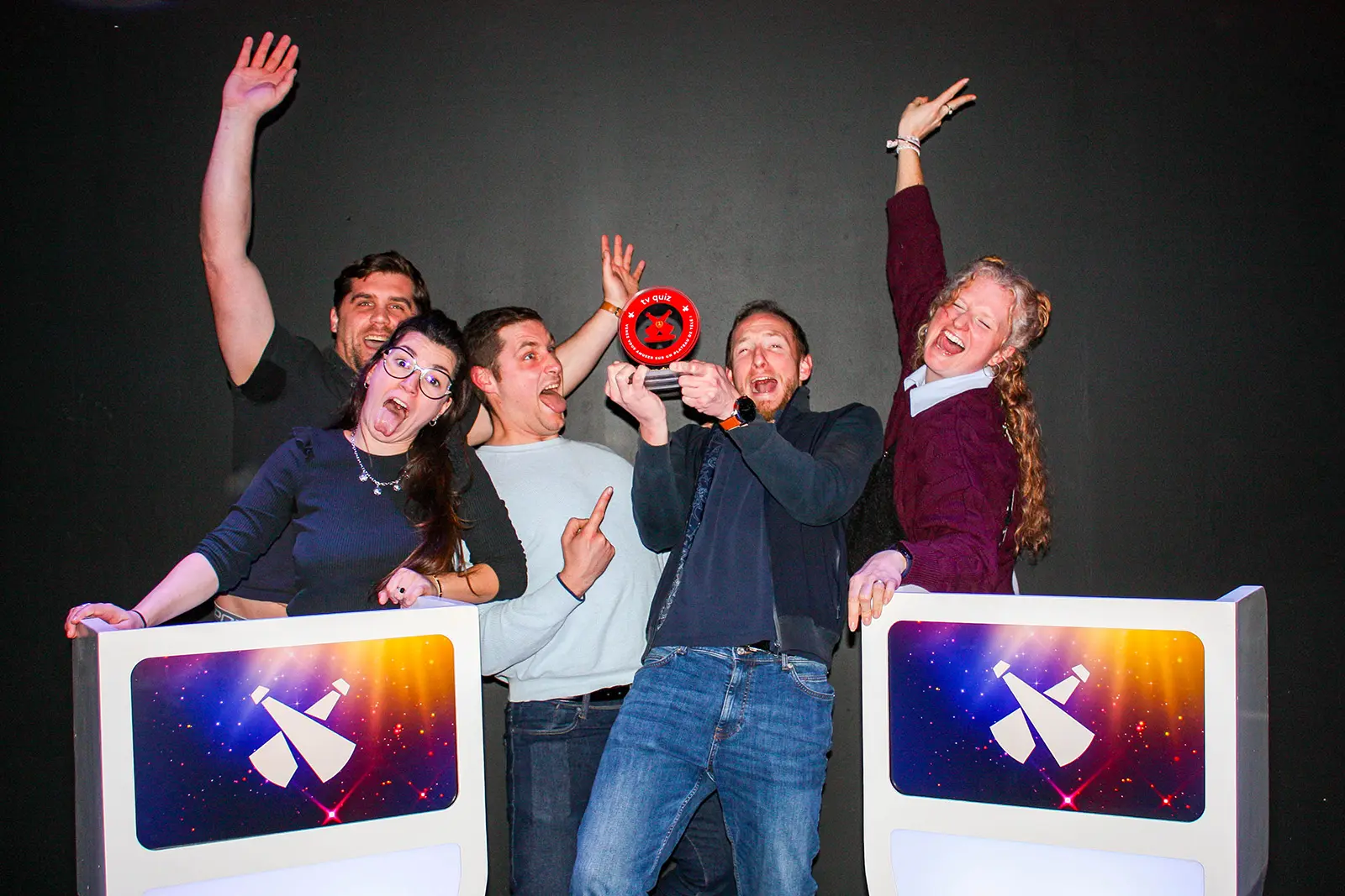 Groupe d’amis participant à un TV Quiz immersif à Rennes chez Cellule Grise