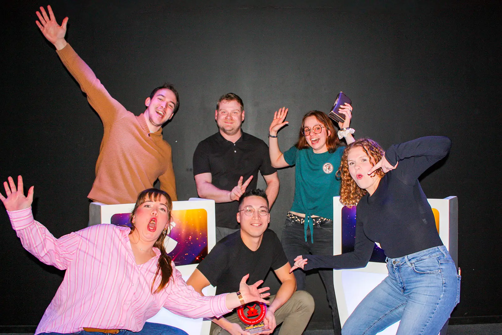 Groupe de joueurs sur un plateau TV Quiz à Rennes chez Cellule Grise