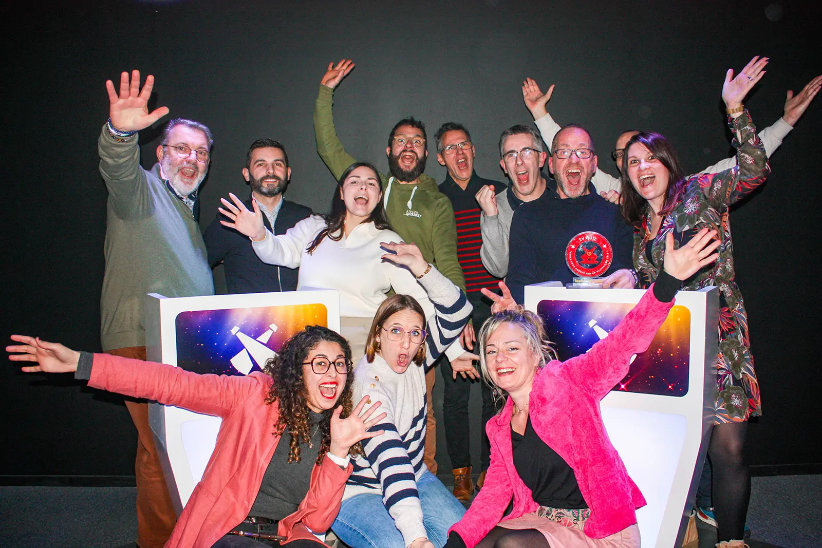 Équipe participant à un TV Quiz pour un team building à Rennes chez Cellule Grise